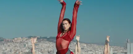 Dua Lipa en el videoclip de 'Illusion' Dua Lipa en el videoclip de 'Illusion'