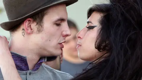 ¿Qué pasó entre Amy Winehouse y Blake Fielder? Los altos y bajos de la pareja que inspiraron el disco 'Black to Back' ¿Qué pasó entre Amy Winehouse y Blake Fielder? Los altos y bajos de la pareja que inspiraron el disco 'Black to Back'