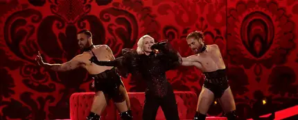 Mery Bas junto a los bailarines Iosu Martínez y César Louzán. Mery Bas junto a los bailarines Iosu Martínez y César Louzán.