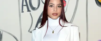 Emilia Mernes firma la barriga de una fan embarazada en uno de sus conciertos Emilia Mernes firma la barriga de una fan embarazada en uno de sus conciertos