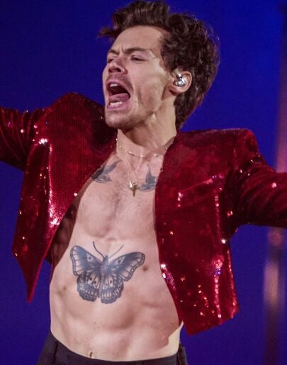 Los cuatro pezones de Harry Styles: las imágenes del cantante sin camiseta 