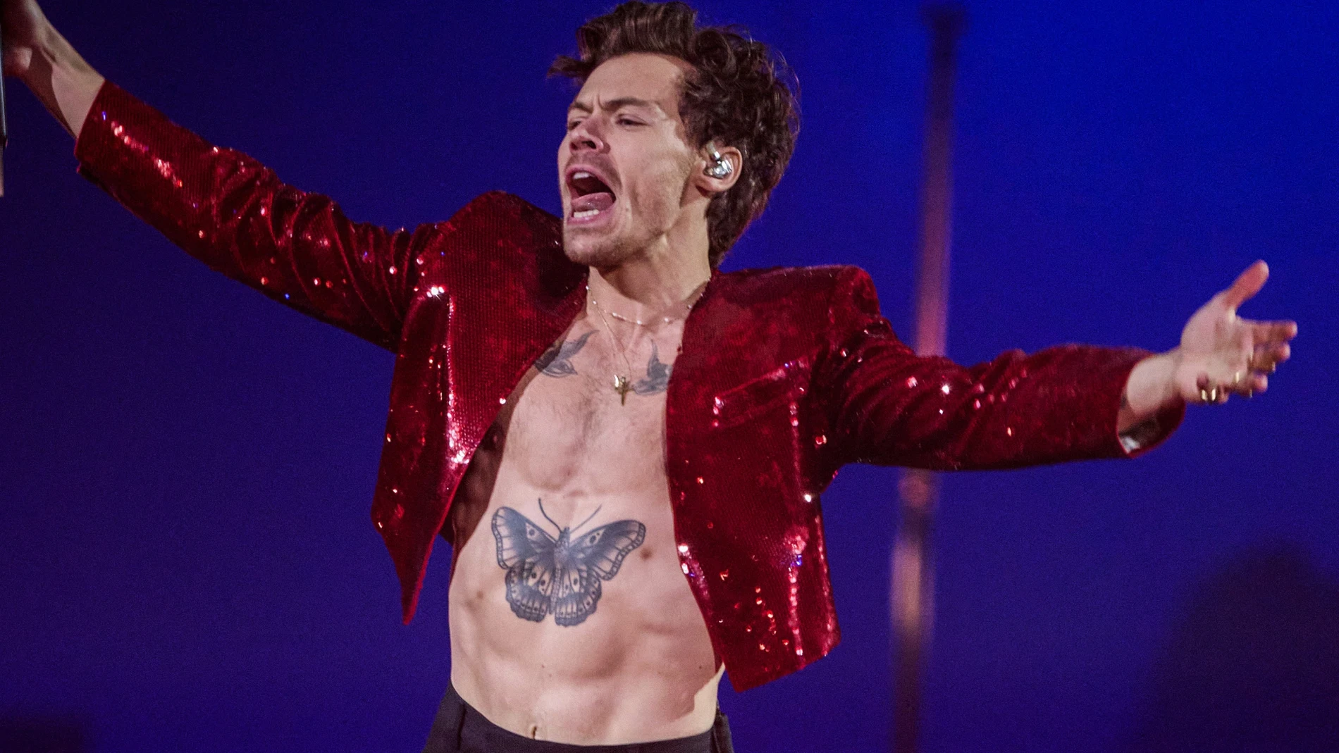 Los cuatro pezones de Harry Styles: las imágenes del cantante sin camiseta 