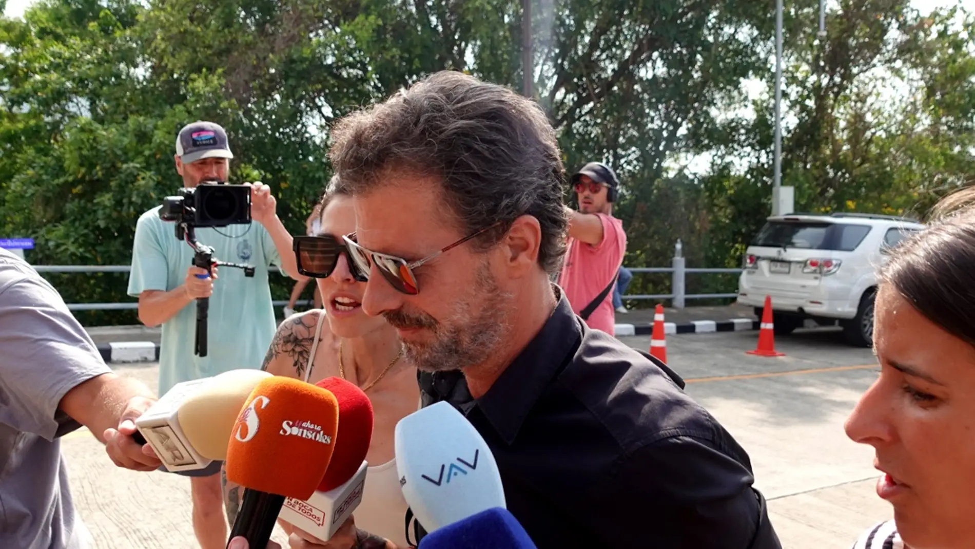 El actor Rodolfo Sancho, padre del acusado Daniel Sancho, respondiendo a la prensa a las puertas de juzgado/ EFE/EPA/SITTHIPONG CHAROENJAI El actor Rodolfo Sancho, padre del acusado Daniel Sancho, respondiendo a la prensa a las puertas de juzgado/ EFE/EPA/SITTHIPONG CHAROENJAI