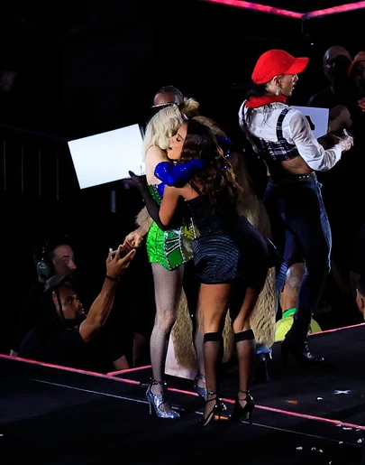 Anitta acompaña a Madonna en el último concierto de su gira