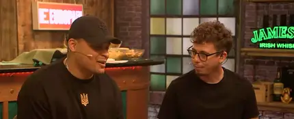 Elias Dosunmu con Ventura en 'Tómatelo menos en serio'. Elias Dosunmu con Ventura en 'Tómatelo menos en serio'.