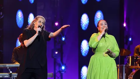 El espíritu de Camela posee a Conchita: canta ‘Lágrimas de amor’ como Dioni junto a Ángeles Muñoz El espíritu de Camela posee a Conchita: canta ‘Lágrimas de amor’ como Dioni junto a Ángeles Muñoz