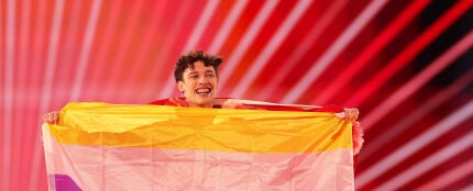 El cantante de Suiza Nemo levanta la bandera no binaria en la final de Eurovisión 2024