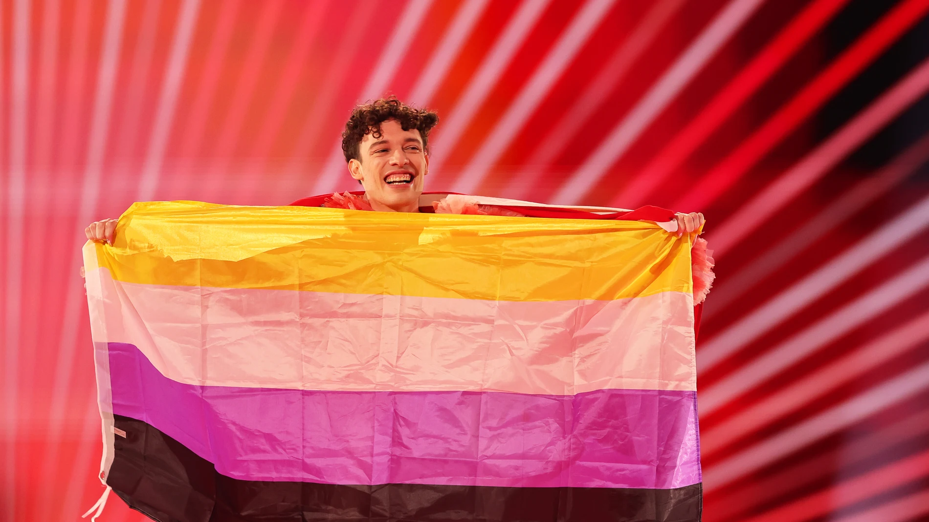 El cantante de Suiza Nemo levanta la bandera no binaria en la final de Eurovisión 2024 El cantante de Suiza Nemo levanta la bandera no binaria en la final de Eurovisión 2024