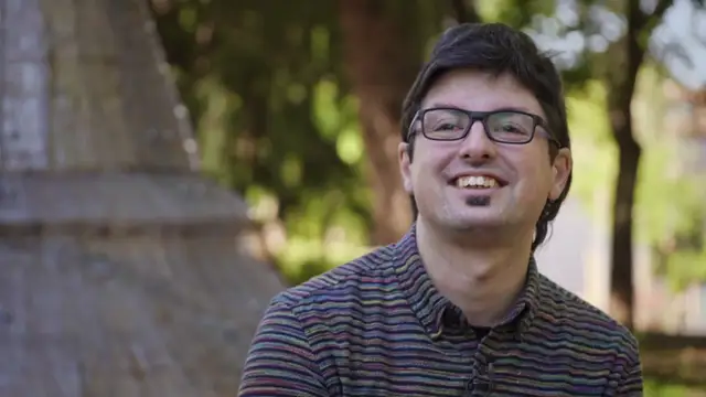 Así es Moisés más allá de Pasapalabra: “Siempre que termino los roscos llamo a mi madre”