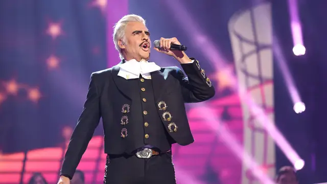 La declaración de amor de Eduardo Navarrete a México como Vicente Fernández con ‘Estos celos’