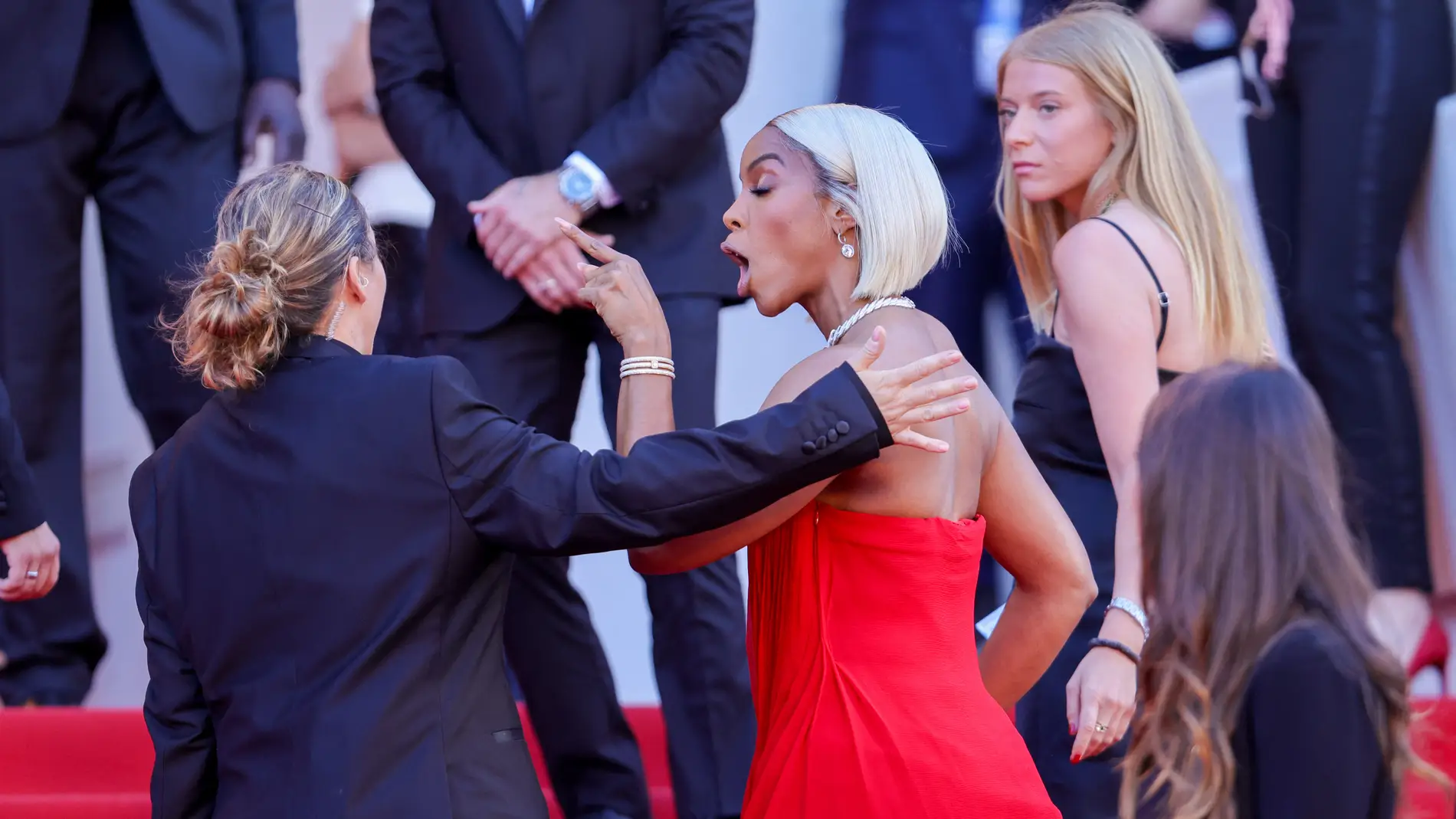 Kelly Rowland y una empleada de Cannes