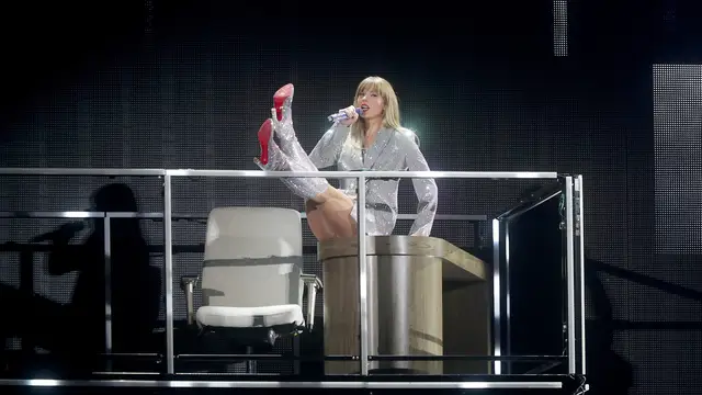 Taylor Swift luciendo botas Louboutin en 'The Eras Tour'.