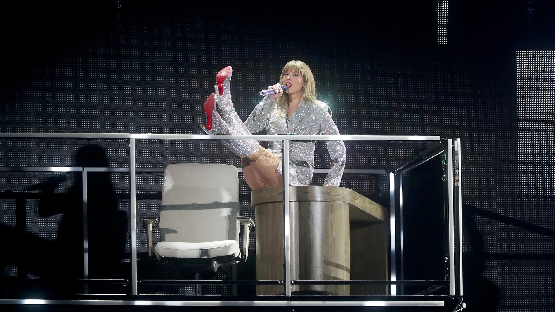 Taylor Swift luciendo botas Louboutin en 'The Eras Tour'. 
