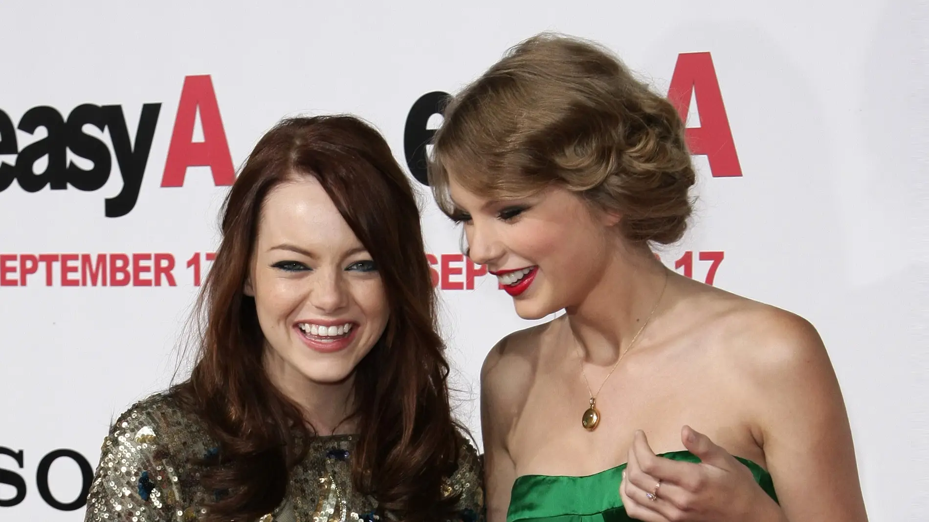 Emma Stone y Taylor Swift en una premier Emma Stone y Taylor Swift en una premier
