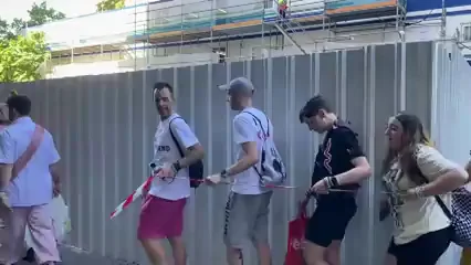 La cola de los espectadores de pista avanza para el primer concierto de Taylor Swift en Madrid La cola de los espectadores de pista avanza para el primer concierto de Taylor Swift en Madrid
