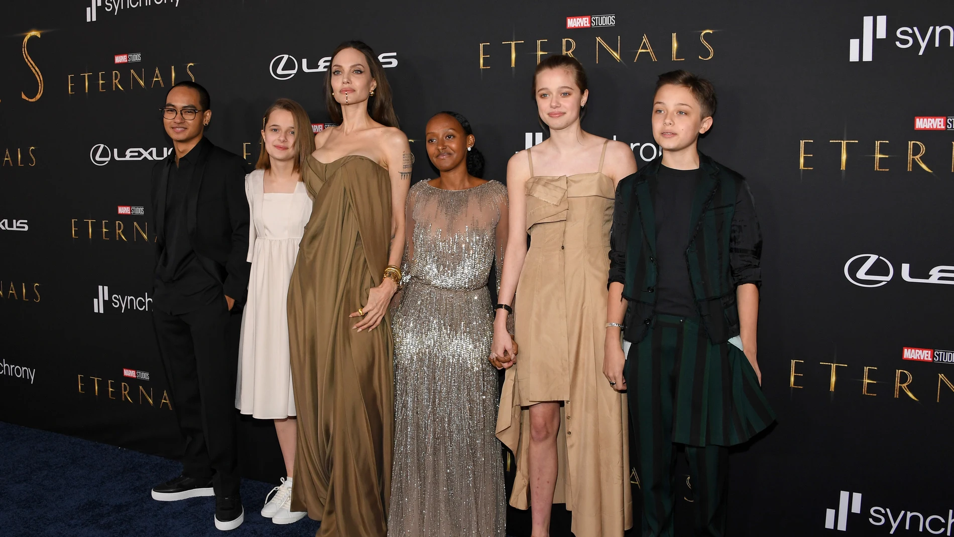 Angelina Jolie y sus hijos Angelina Jolie y sus hijos