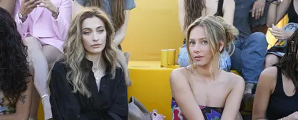 Los incómodos vídeos de Paris Jackson ignorando a Ester Expósito en un desfile Los incómodos vídeos de Paris Jackson ignorando a Ester Expósito en un desfile