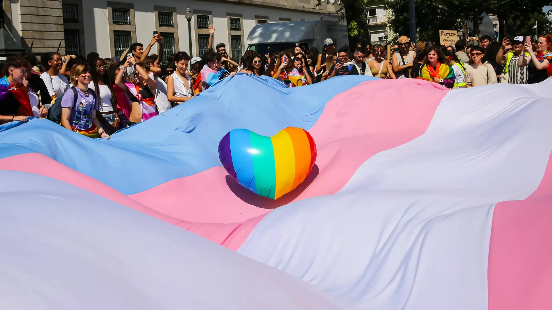 La bandera trans en una manifestación de Portugal