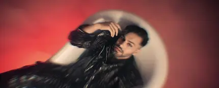 Fotograma del videoclip de 'Redención', de Agoney Fotograma del videoclip de 'Redención', de Agoney