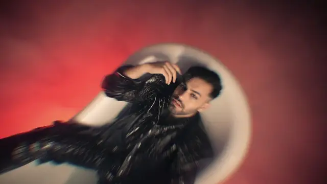 Fotograma del videoclip de 'Redención', de Agoney