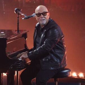 Billy Joel en los Premios Grammy 2024. Imagen de Chelsea Lauren/Shutterstock