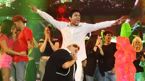 El hilarante dueto de Juanra Bonet y David Fernández como Héctor y Tito cantando ‘Baila morena’ El hilarante dueto de Juanra Bonet y David Fernández como Héctor y Tito cantando ‘Baila morena’