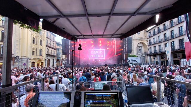 La Plaza Mayor de Segovia, llena para ver a David Otero