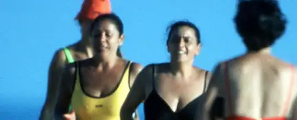 María del Monte e Isabel Pantoja en la playa en 1998 María del Monte e Isabel Pantoja en la playa en 1998