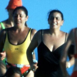 María del Monte e Isabel Pantoja en la playa en 1998