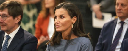 La Reina Letizia durante la reuni&oacute;n del Patronato de FAD Juventud en los estudios de Netflix en Madrid