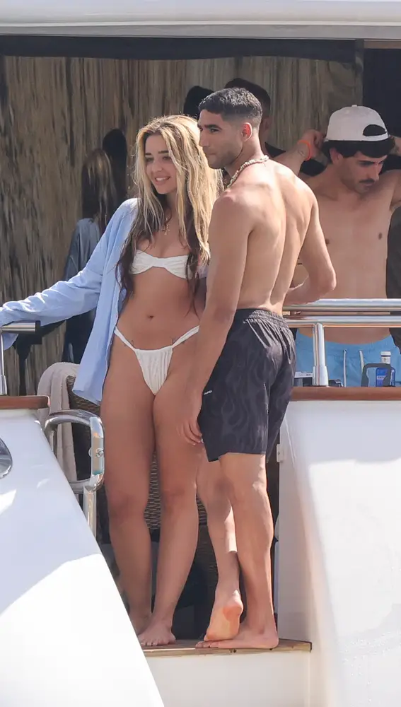 Lola Índigo y Achraf Hakimi en Ibiza Lola Índigo y Achraf Hakimi en Ibiza