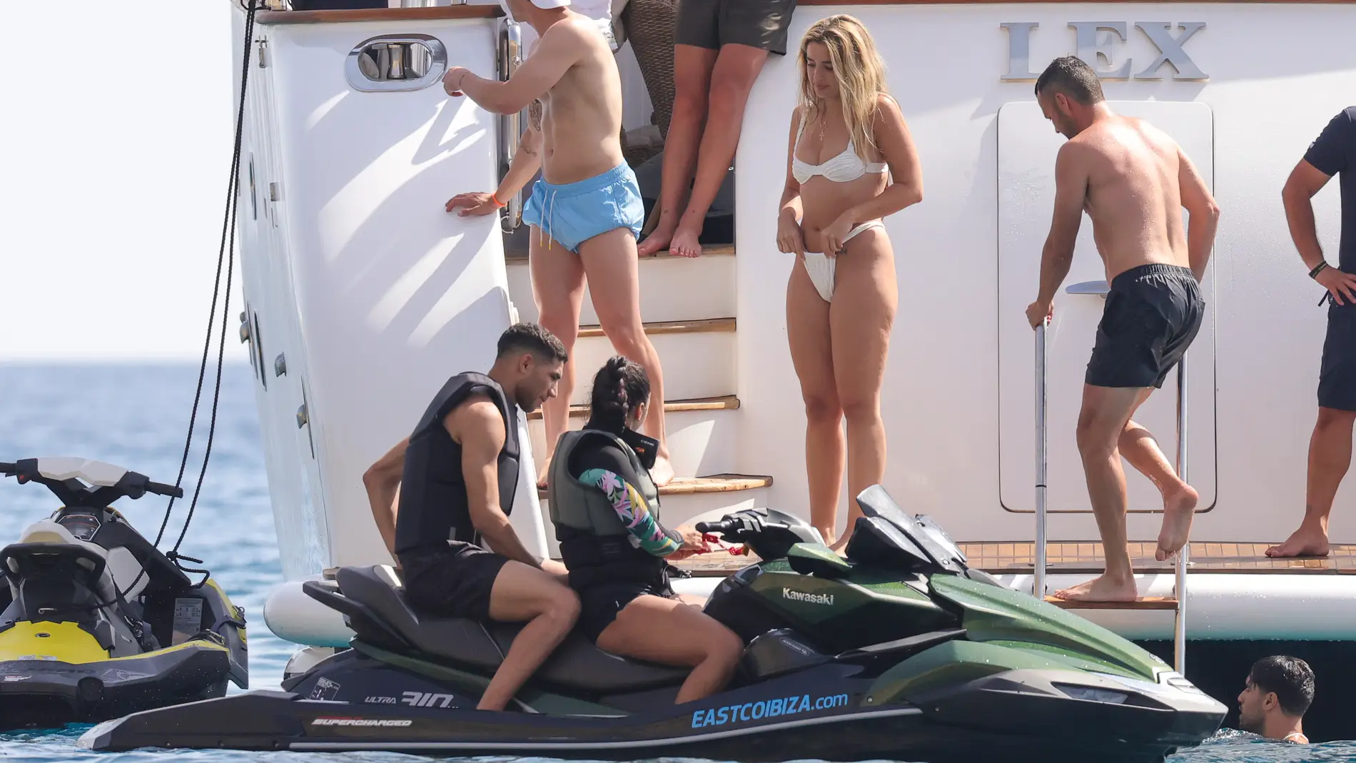 Lola Índigo y otros famosos en un barco en Ibiza Lola Índigo y otros famosos en un barco en Ibiza
