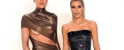 Khloe Kardashian y Kim Kardashian en 2022