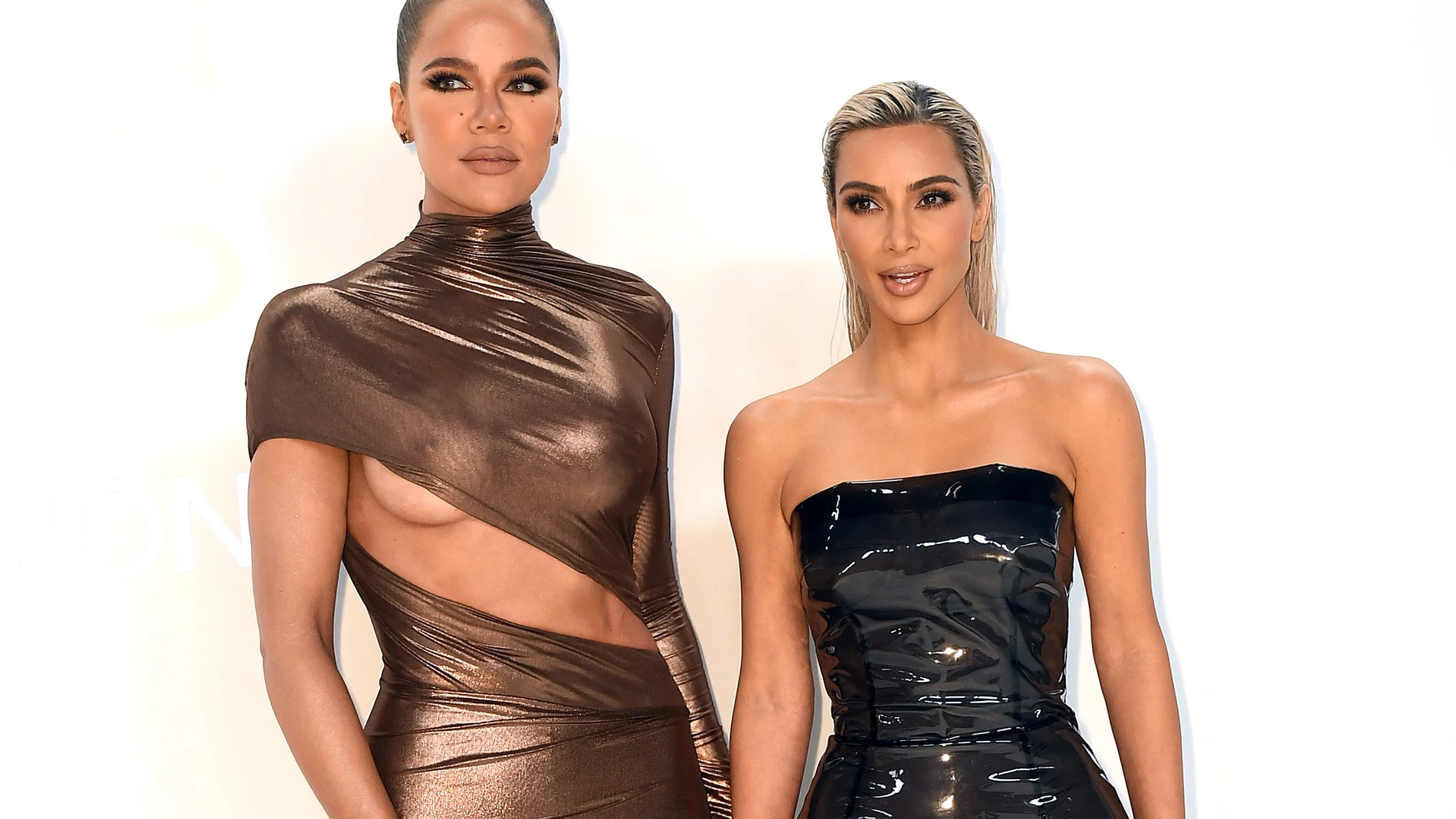Khloe Kardashian y Kim Kardashian en 2022