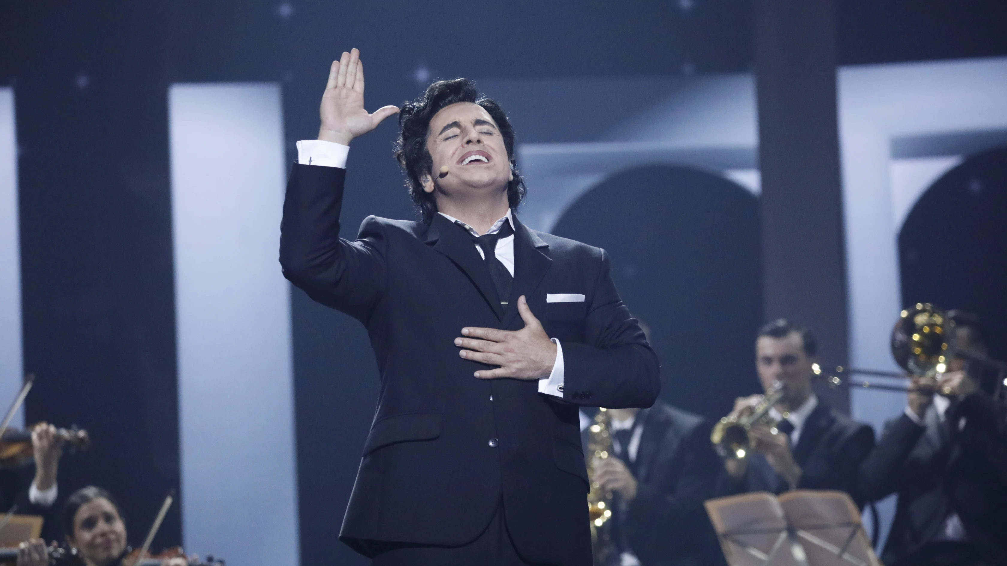 Magistral David Bustamante: emociona como Antonio Molina cantando ‘Adiós a España’ 