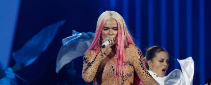 Karol G durante su actuaci&oacute;n en el estadio Santiago Bernab&eacute;u, en Madrid