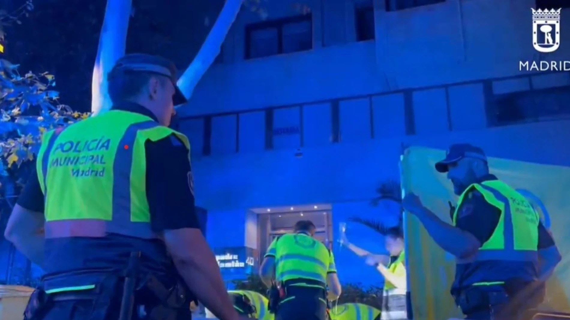 Herido muy grave un hombre al caerse al suelo tras ser golpeado por otro después del concierto de Karol G Herido muy grave un hombre al caerse al suelo tras ser golpeado por otro después del concierto de Karol G