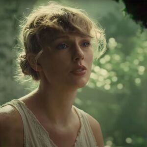 Taylor Swift en el videoclip de &#39;cardigan&#39;