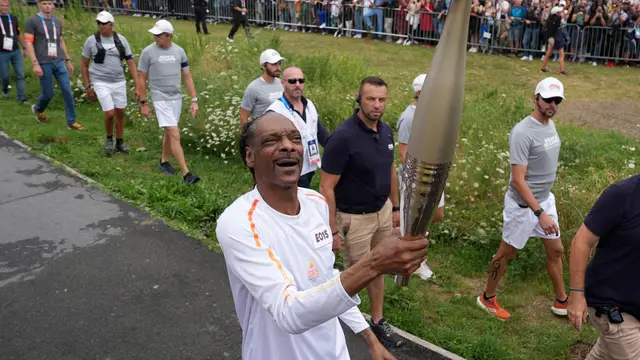 Snoop Doog con la antorcha de los Juegos Olímpicos de París 2024