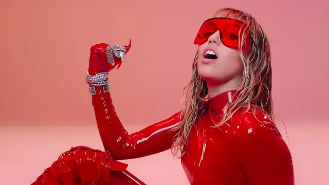 Miley Cyrus en el videoclip de 'Mother's Daughter'