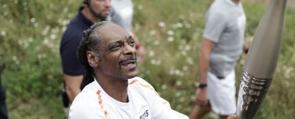 Snoop Dogg llevando la antorcha olímpica
