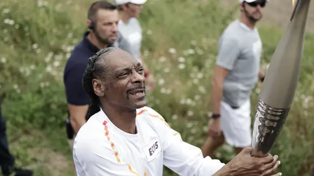 Snoop Dogg llevando la antorcha olímpica