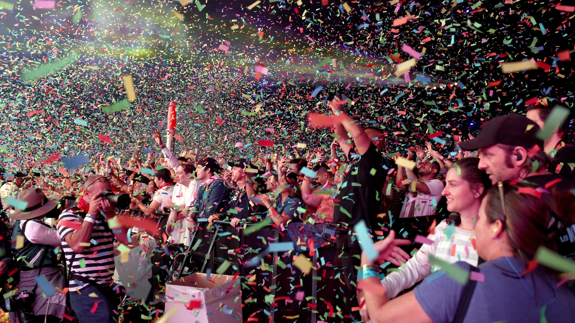 Público en un concierto de un festival Público en un concierto de un festival