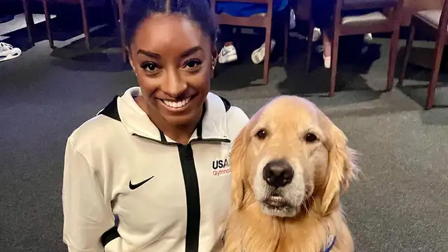 Peludo y cuadrúpedo, así es Beacon, el compañero de Simone Biles en el equipo olímpico de EE.UU.