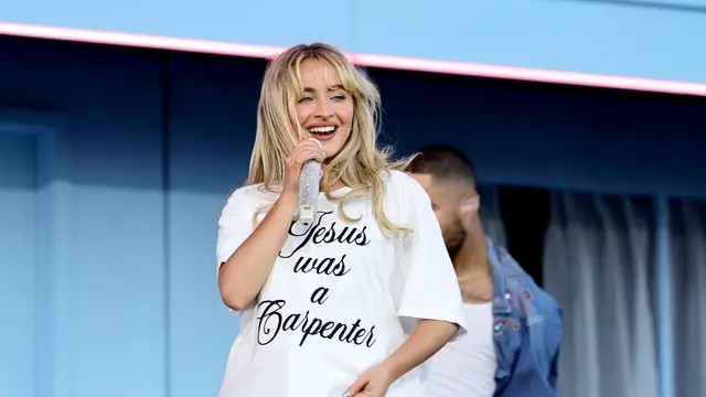 Sabrina Carpenter actuando en el 'Coachella 2024'