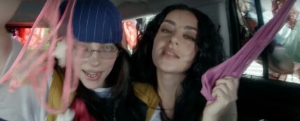 Billie Eilish y Charli xcx en el videoclip del remix de &#39;Guess&#39;