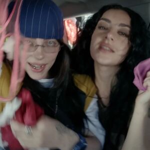 Billie Eilish y Charli xcx en el videoclip del remix de &#39;Guess&#39;