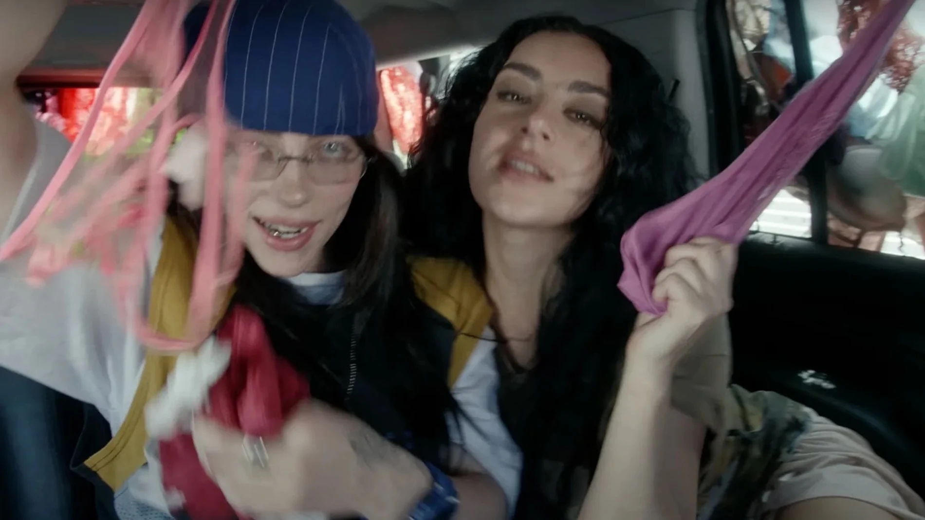 Billie Eilish y Charli xcx en el videoclip del remix de 'Guess' Billie Eilish y Charli xcx en el videoclip del remix de 'Guess'