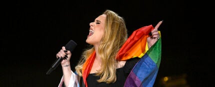 Adele con la bandera LGTBIQ+ en Londres