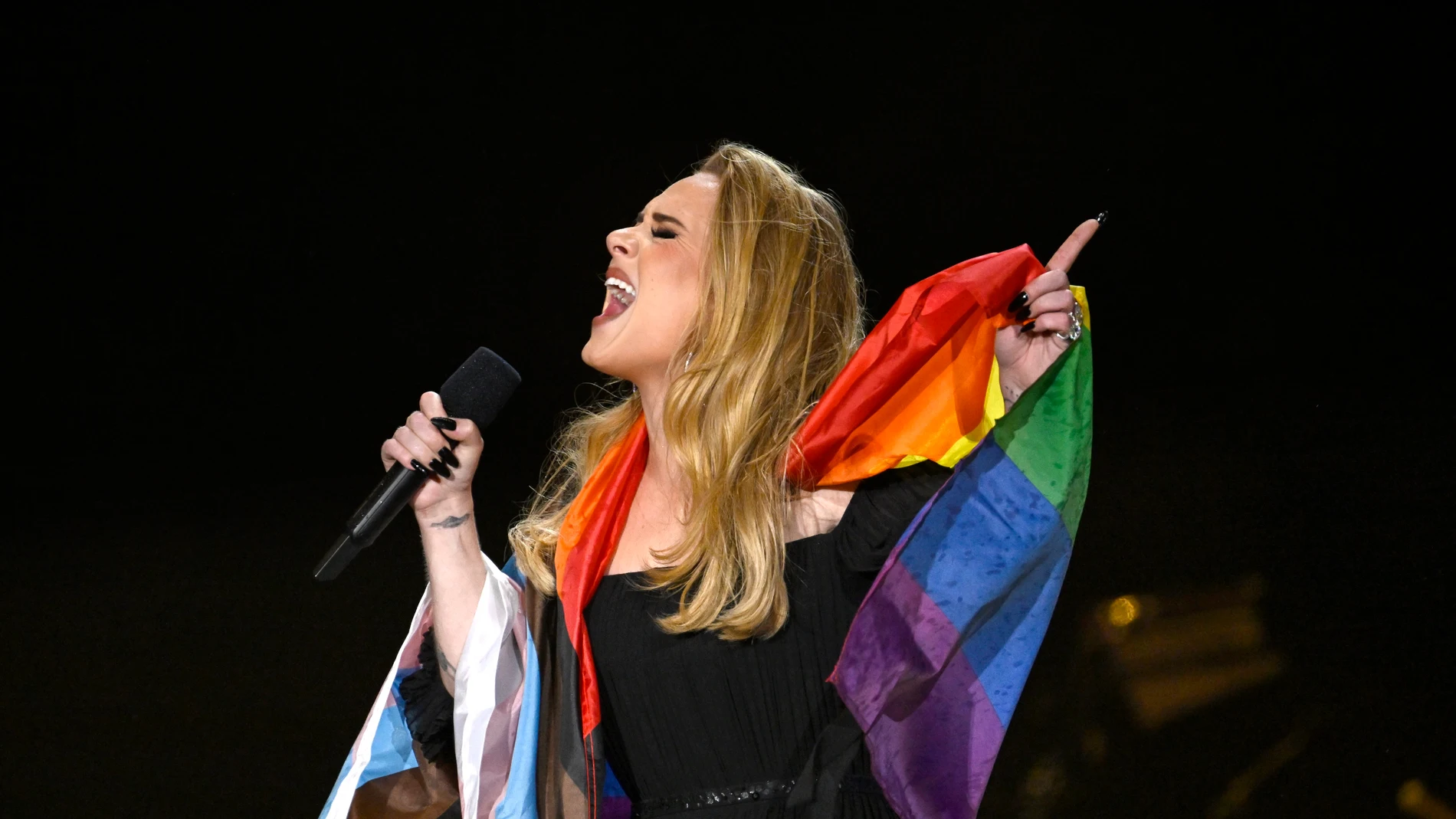 Adele con la bandera LGTBIQ+ en Londres Adele con la bandera LGTBIQ+ en Londres